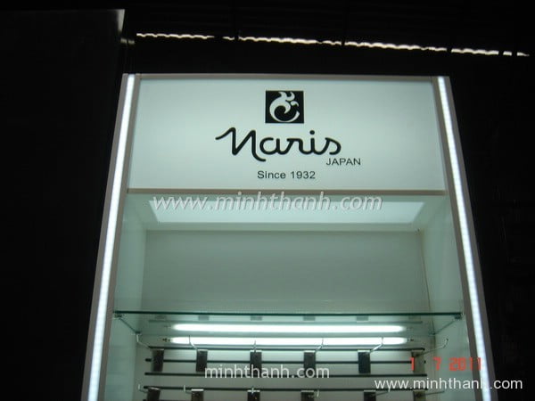 Naris cosmetics Display cabinets