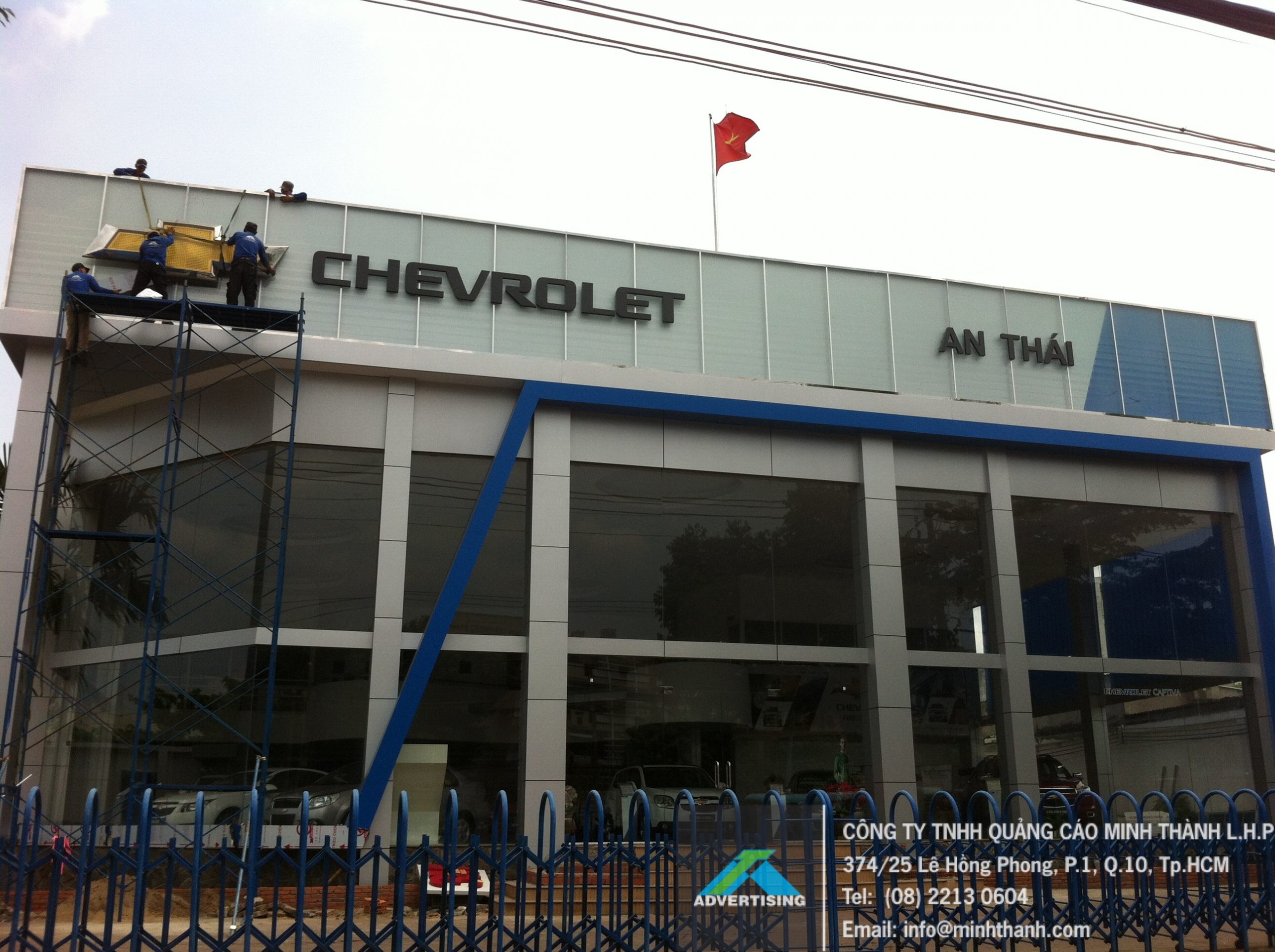 construction of car showroom signs Chevrolet An Thái