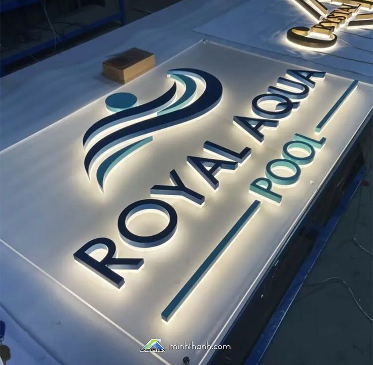 Logo Mica gắn Led hắt chân 01