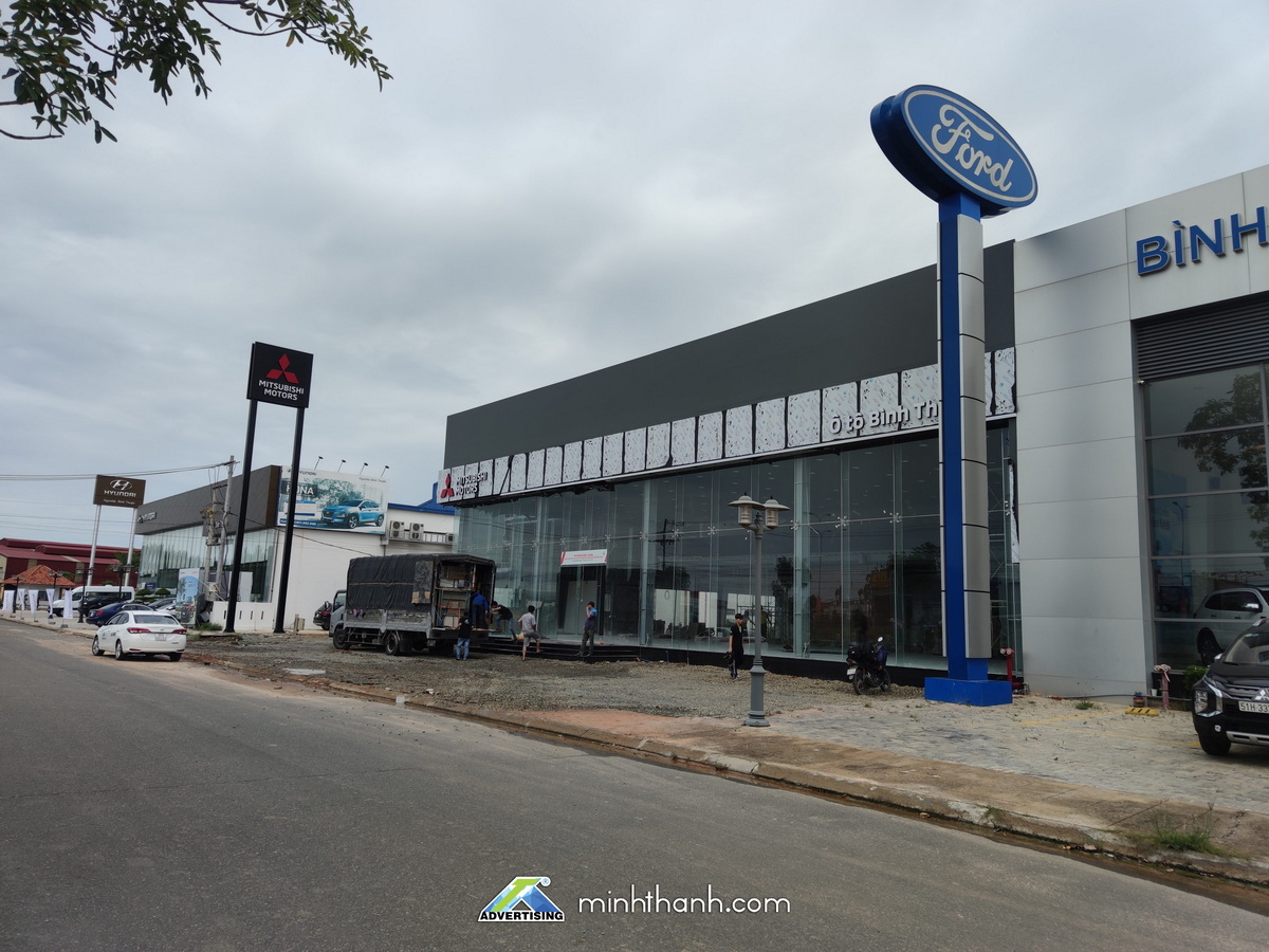 Thi công Biển hiệu Showroom, trụ Pylon, Mega Sign nhận điện thương hiệu từ xa Showroom Ô tô