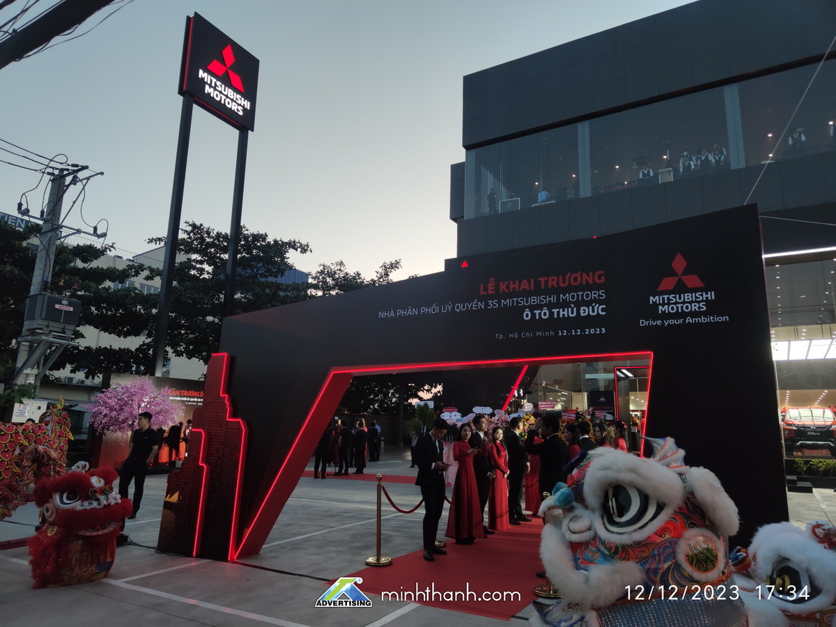 Thi công Trụ Mega Sign nhận diện thương từ xa - Showroom Mitsubishi Ô tô Thủ Đức