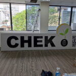 Thi công biển hiệu giá tốt HCM biển hiệu CHEK quận 1 07