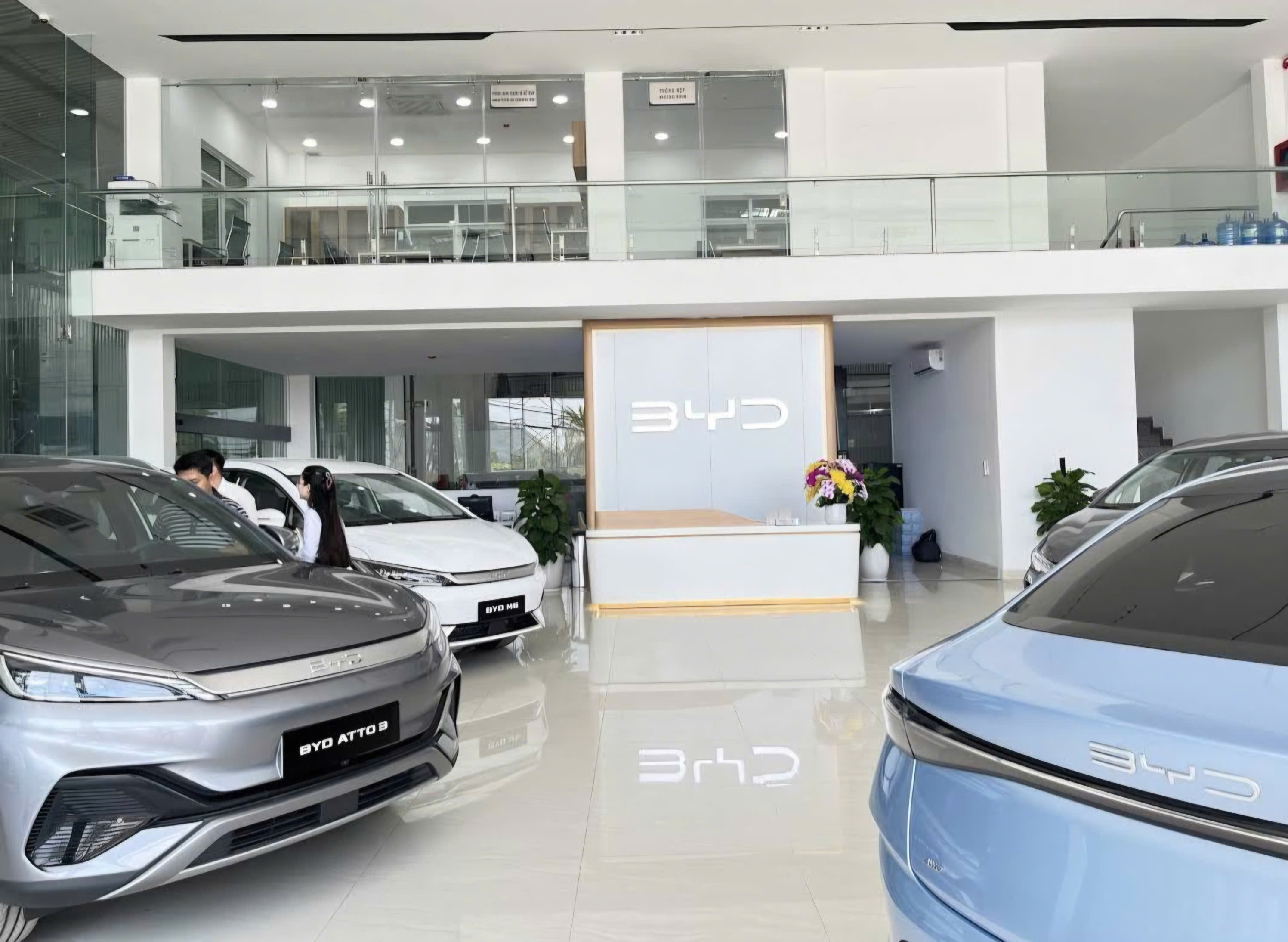 Thi công nhận diện thương hiệu Showroom Ô tô BYD Oway Quy Nhơn 05