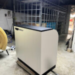 bàn lễ tân và kệ catalogue hãng xe ô tô Geely