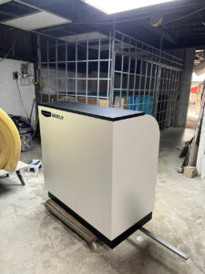 bàn lễ tân và kệ catalogue hãng xe ô tô Geely