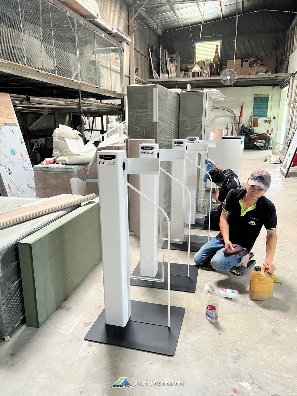Kệ Catalogue Showroom Ô tô GEELY 06