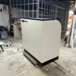 bàn lễ tân và kệ catalogue hãng xe ô tô Geely 2