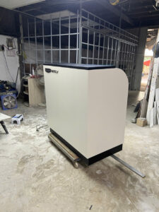 bàn lễ tân và kệ catalogue hãng xe ô tô Geely 2