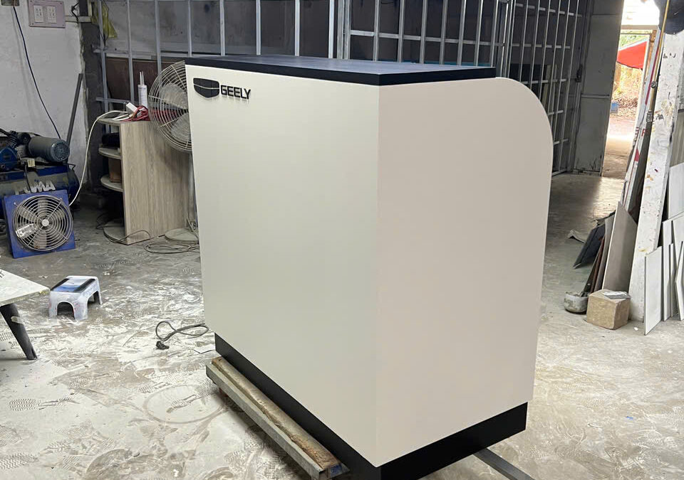 bàn lễ tân và kệ catalogue hãng xe ô tô Geely 2