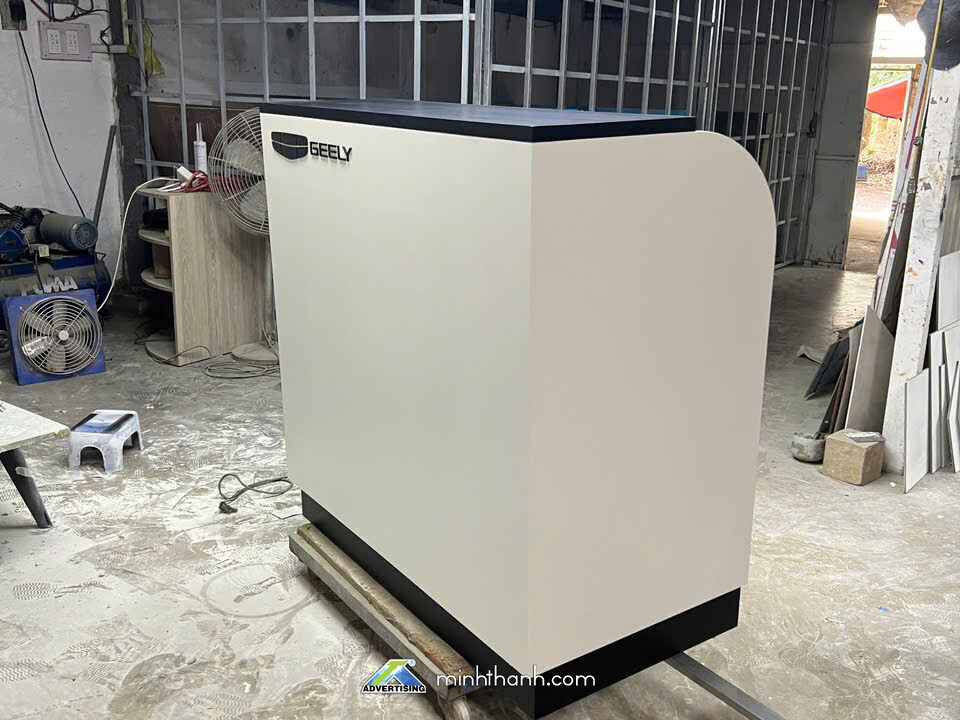 bàn lễ tân và kệ catalogue hãng xe ô tô Geely 2