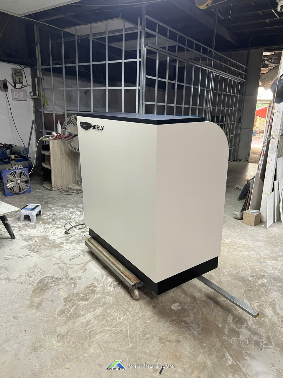 Thi công Bàn lễ tân Showroom Ô tô GEELY Võ Văn Kiệt 02