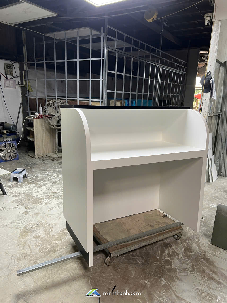 Thi công Bàn lễ tân Showroom Ô tô GEELY Võ Văn Kiệt 04