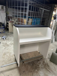 bàn lễ tân và kệ catalogue hãng xe ô tô Geely 4