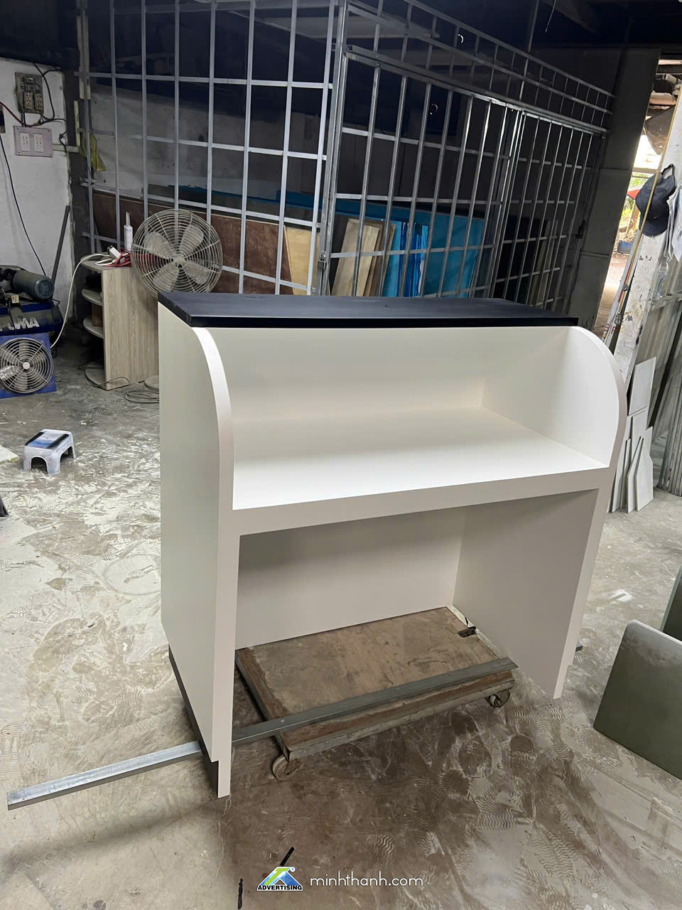 Thi công Bàn lễ tân Showroom Ô tô GEELY Võ Văn Kiệt 03