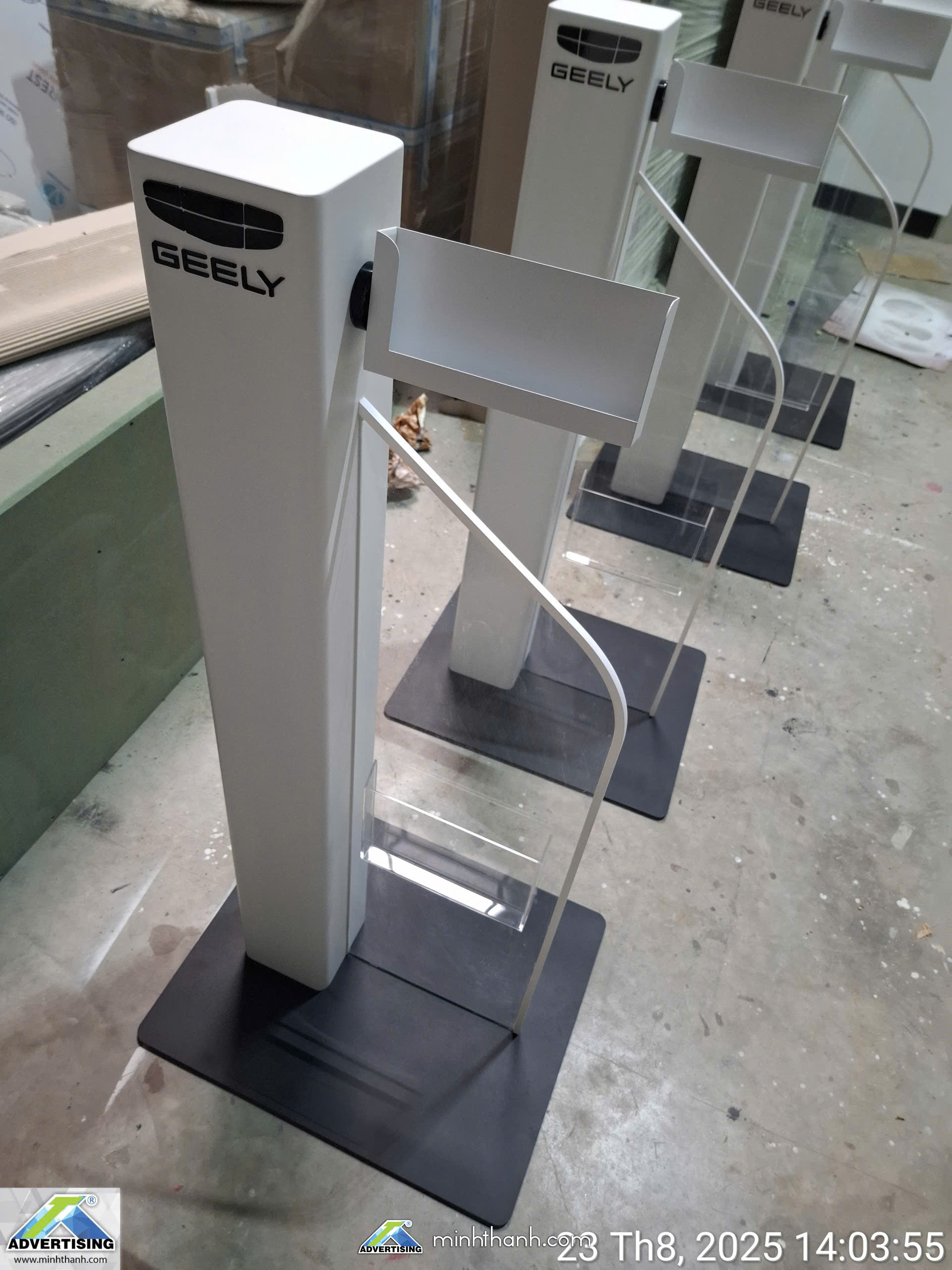 Kệ Catalogue Showroom Ô tô GEELY 02