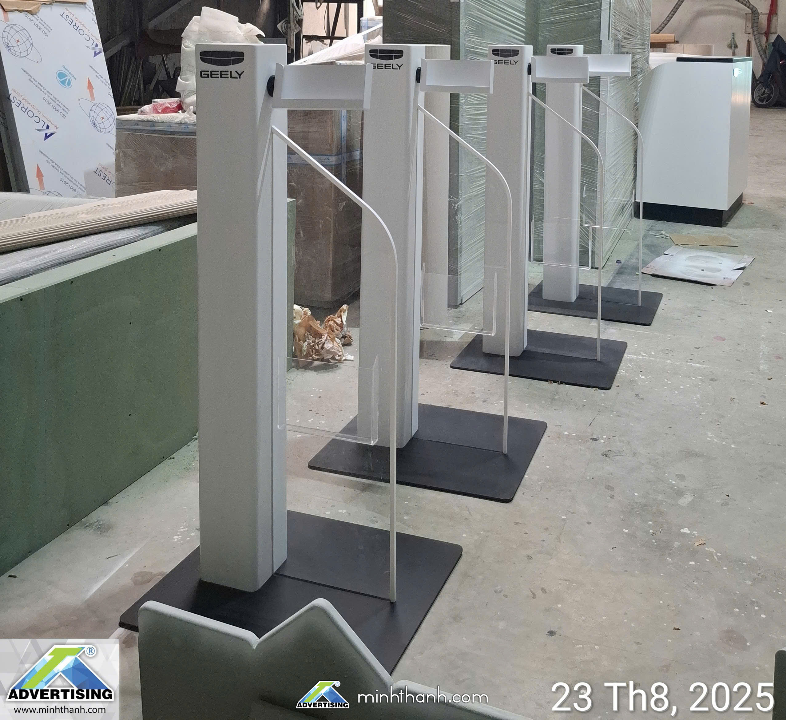 Kệ Catalogue Showroom Ô tô GEELY 01