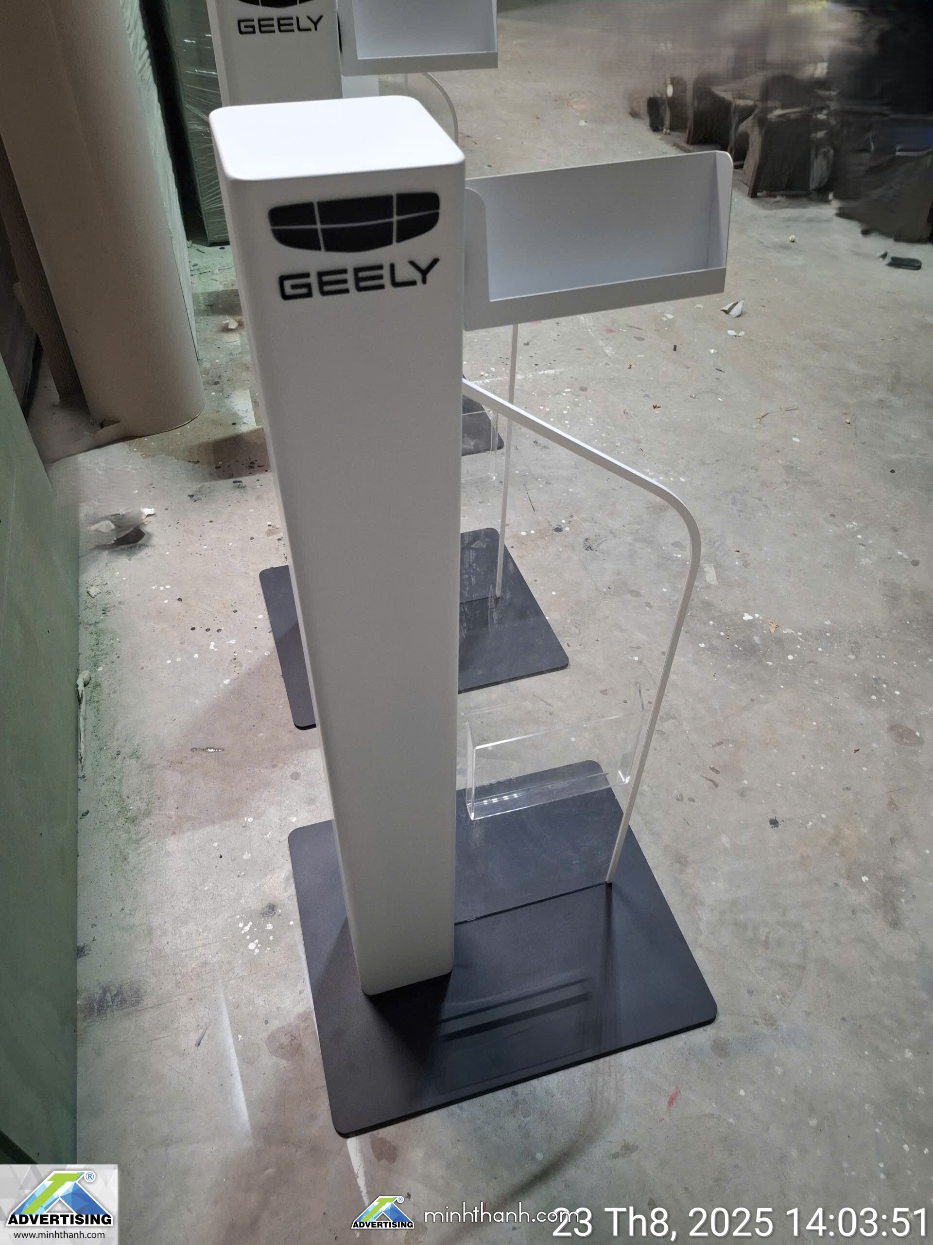 Kệ Catalogue Showroom Ô tô GEELY 03