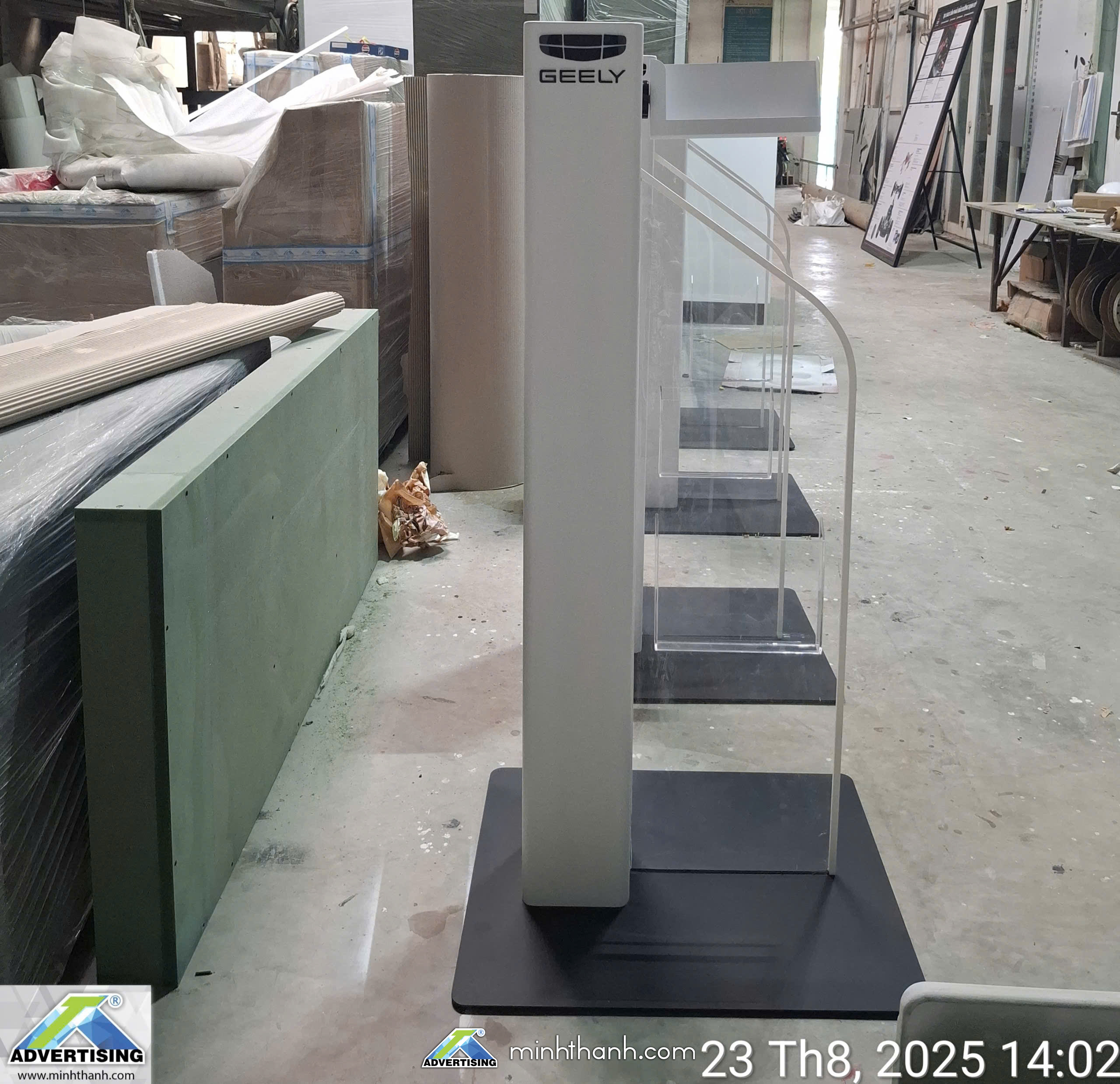 Kệ Catalogue Showroom Ô tô GEELY 04