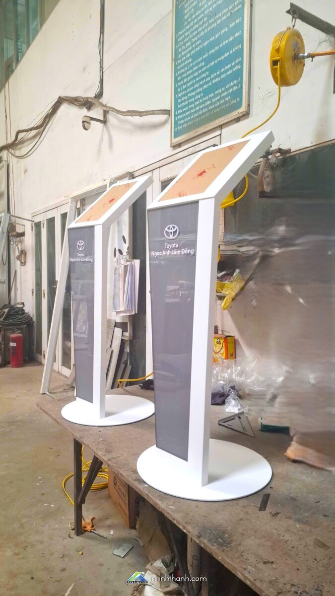 Bục Thông Số Kỹ Thuật / Trụ thông tin Xe Ô Tô Toyota 03